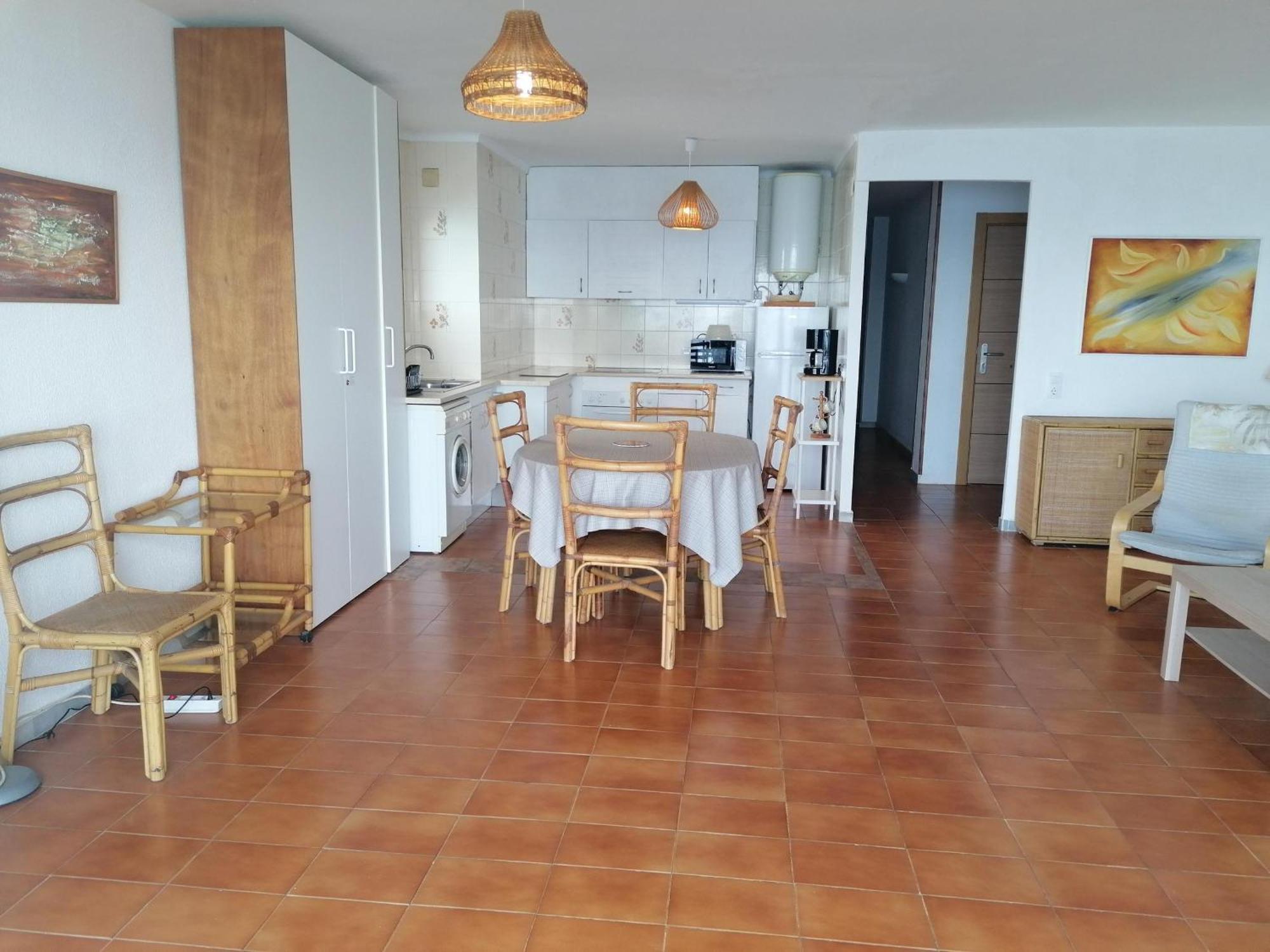Appartement 3166 Dallas I Esc. A 2a, Zona Tranquila, Con Pies En El Agua. Situado En Pleno Camino De Ronda Por El Que Dando Un Paseo Llegara A Playas Salvajes De Roses. Parking. - Es-258-98 *